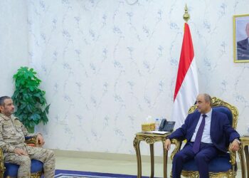 رئيس الوزراء يجتماع برئيس هيئة الأركان ورؤساء الهيئات والدوائر بوزارة الدفاع