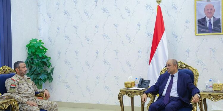 رئيس الوزراء يجتماع برئيس هيئة الأركان ورؤساء الهيئات والدوائر بوزارة الدفاع