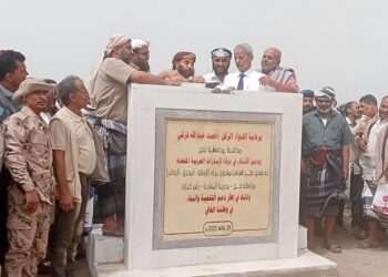 محافظ لحج يدشن مشاريع تنموية في قطاعات المياه والصحة والأسماك بالمضاربة ورأس العارة