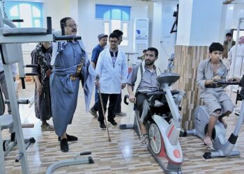 وكيل مأرب يطلع على الخدمات الطبية  في  الأطراف الصناعية