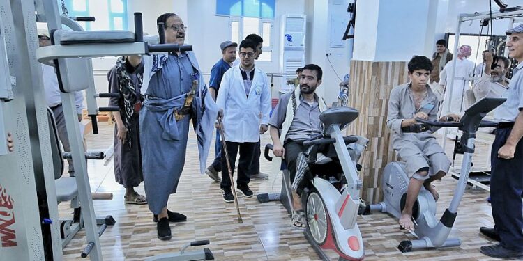 وكيل مأرب يطلع على الخدمات الطبية  في  الأطراف الصناعية