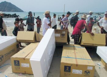 مصائد عدن توزع  125 محرك ومعدات اصطياد للصيادين