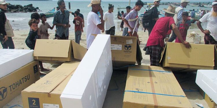 مصائد عدن توزع  125 محرك ومعدات اصطياد للصيادين