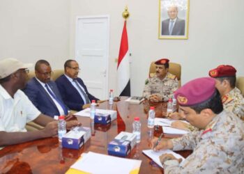 وزير الدفاع يبحث مع السفير الصومالي والصليب الاحمر التعاون المشترك