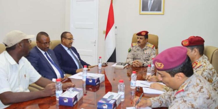 وزير الدفاع يبحث مع السفير الصومالي والصليب الاحمر التعاون المشترك