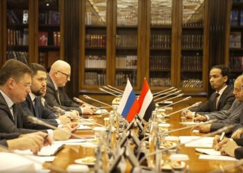 الزُبيدي يبحث مع نائب رئيس الوزراء الروسي آفاق التعاون الاقتصادي