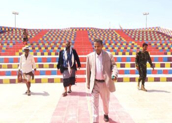 محافظ ابين يتفقد مسرح ساحة الشهداء بعد تاهيله