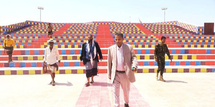 محافظ ابين يتفقد مسرح ساحة الشهداء بعد تاهيله