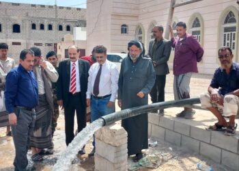 الدغاري يدشن التشغيل التجريبي للبئر الارتوازية بمشروع مياه الروضة بشبوه