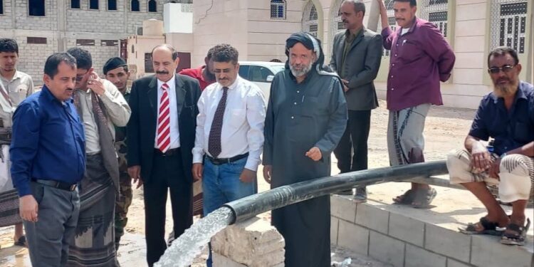 الدغاري يدشن التشغيل التجريبي للبئر الارتوازية بمشروع مياه الروضة بشبوه