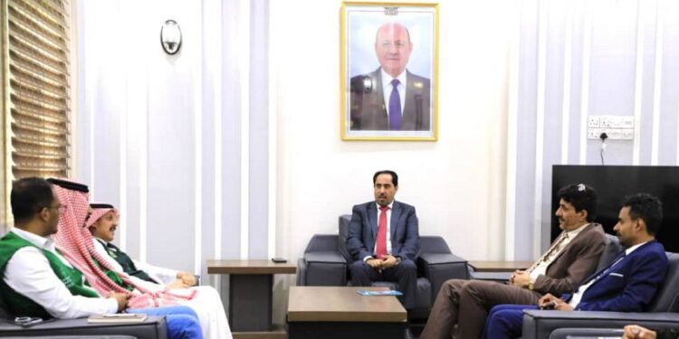 وزير الشباب يناقش  إعادة تأهيل ملعب 22 مايو بعدن