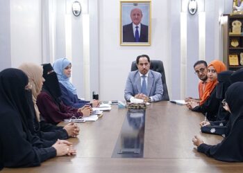 وزير الشباب يناقش إقامة بازار في عدن وتكريم اللاعبة إيمان محمد