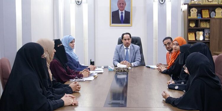 وزير الشباب يناقش إقامة بازار في عدن وتكريم اللاعبة إيمان محمد