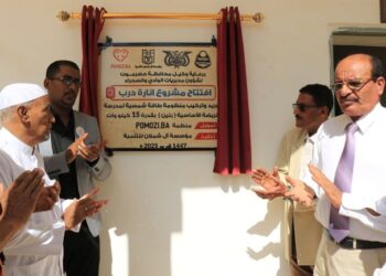 وكيل حضرموت يفتتح مشروع “إنارة درب 3” بمديرية تريم