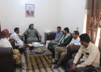 محافظ سقطرى يناقش تعزيز التنسيق المالي وتوفير السيولة