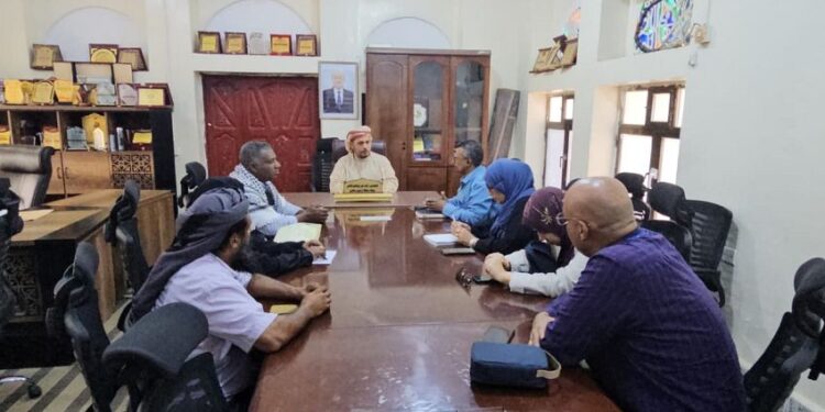 محافظ سقطرى يناقش تفعيل الأنشطة الرياضية وتطوير العمل السياحي