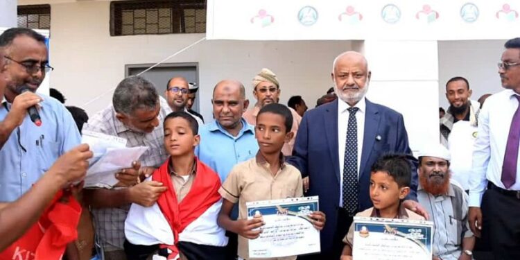 محافظ الحديدة يدشن توزيع الزي والحقيبة المدرسية في الخوخة