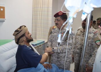 وزير الدفاع يزور العميد رزيق للاطمئنان على صحته ويشيد بأدواره البطولية