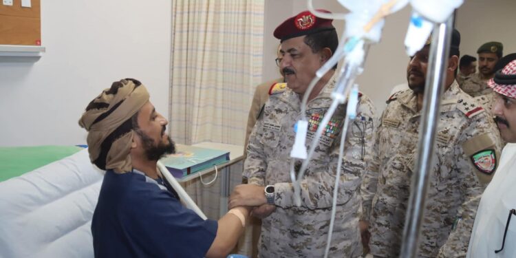 وزير الدفاع يزور العميد رزيق للاطمئنان على صحته ويشيد بأدواره البطولية