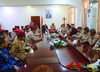 وزير الدفاع ومحافظ تعز يرأسان اجتماعاً للجنة الأمنية