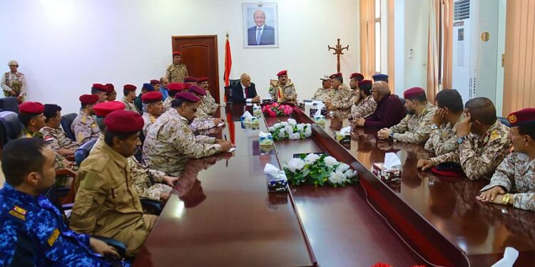 وزير الدفاع ومحافظ تعز يرأسان اجتماعاً للجنة الأمنية