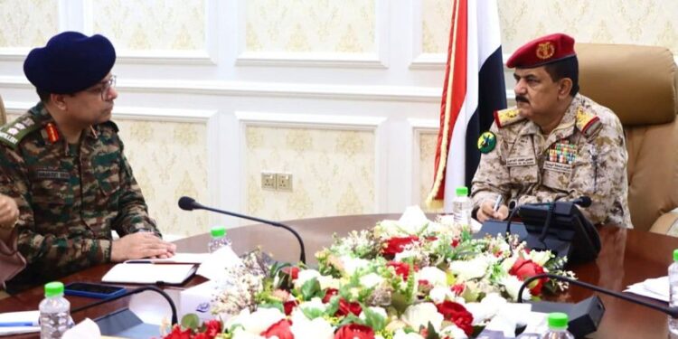 وزير الدفاع يبحث مع الملحق العسكري الهندي تعزيز التعاون المشترك