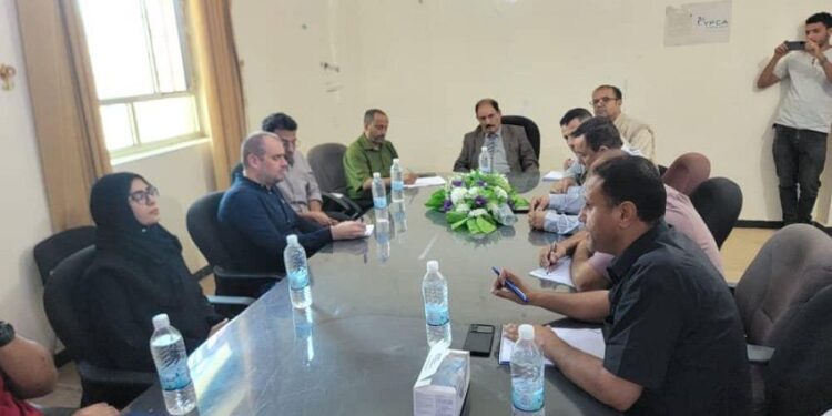 محافظ الضالع يناقش مع  هيئة الإغاثة وجمعية رعاية الأسرة التدخلات الإنسانية والتنموية