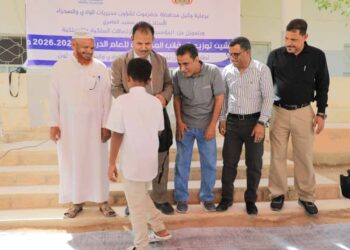 العامري يدشن توزيع الحقائب المدرسية بوادي حضرموت