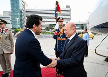 العليمي يصل القاهره  للمشاركة في افتتاح المتحف المصري الكبير