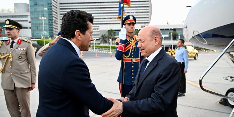 العليمي يصل القاهره  للمشاركة في افتتاح المتحف المصري الكبير