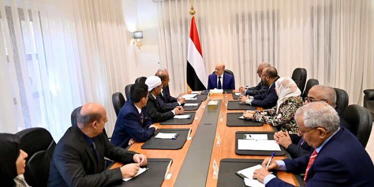 العليمي يشيد بدور الفريق القانوني في تعزيز نهج الشراكة الوطنية