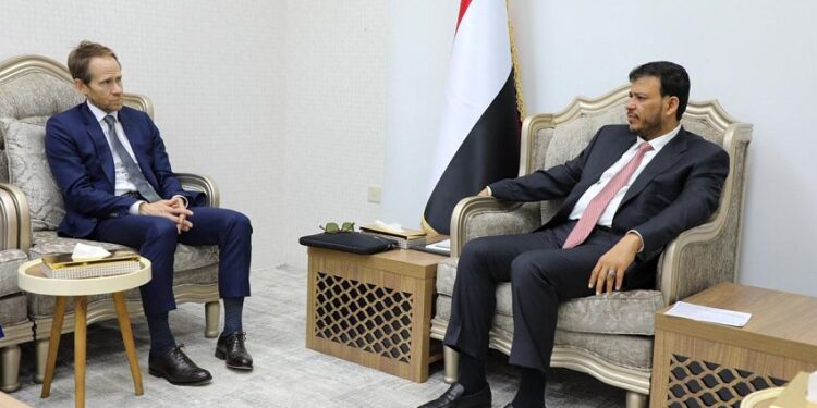 عبدالله العليمي يبحث مع نائب رئيس مجموعة الأزمات الدولية الاوصاع في اليمن