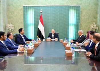 العليمي يؤكد مضي الدولة في الإصلاحات وتشديد عزلة المليشيات