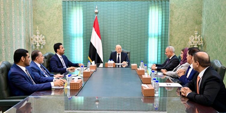 العليمي يؤكد مضي الدولة في الإصلاحات وتشديد عزلة المليشيات