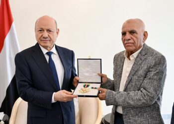 العليمي يمنح الشهيدة افتهان المشهري وسام الواجب تقديراً لتضحياتها