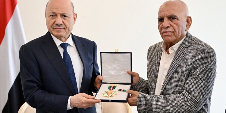 العليمي يمنح الشهيدة افتهان المشهري وسام الواجب تقديراً لتضحياتها