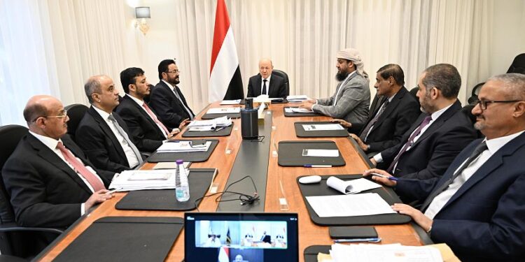 مجلس القياده يدعم جهود الحكومة والبنك المركزي في تعزيز الانضباط المالي  وتوسيع سلة الإيرادات