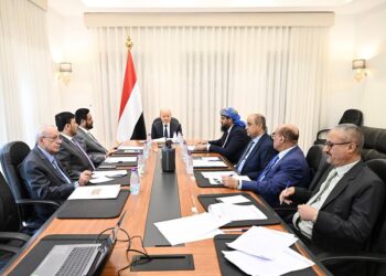 مجلس القيادة يؤكد أولوية توحيد الموارد وتعزيز الأمن والخدمات