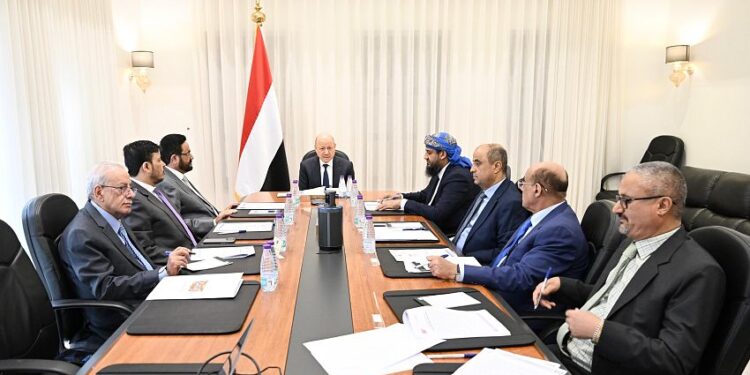 مجلس القيادة يؤكد أولوية توحيد الموارد وتعزيز الأمن والخدمات