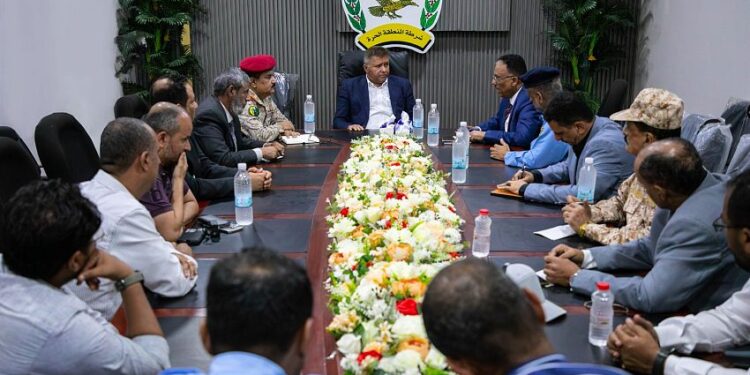 النائب العام ووزير الدفاع يطلعان على سير العمل في ميناء عدن