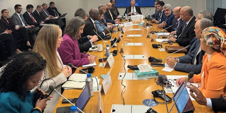 وزير التخطيط يبحث مع مسؤولي البنك الدولي تعزيز الشراكة وتوسيع الاستثمارات التنموية