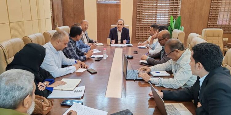 وزير الصحة يؤكد أهمية الاسراع في إنجاز استراتيجية الرعاية الصحية المجتمعية