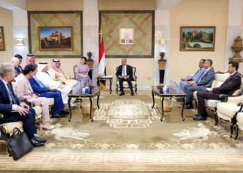 بن بريك :معركة الاستقرار الاقتصادي والإداري لا تقل جسامة عن حرب استعادة الدول