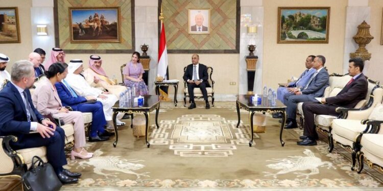 بن بريك :معركة الاستقرار الاقتصادي والإداري لا تقل جسامة عن حرب استعادة الدول