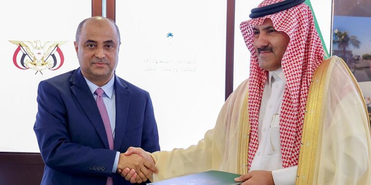 بن بريك يشهد حفل توقيع اتفاقيتين تنمويتين ومذكرة تفاهم مع البرنامج السعودي