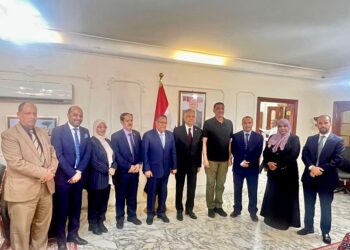 بن دغر يطلع على سير العمل في السفارة اليمنية بالأردن