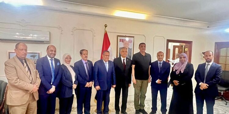 بن دغر يطلع على سير العمل في السفارة اليمنية بالأردن