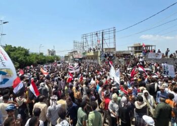 مركز المعلومات :الخروج الجماهيري ضد الانقلات الامني بتعز يعكس الوعي الجماهيري