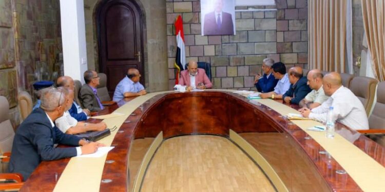 اجتماع في تعز يناقش تنظيم الأسواق وفرزات النقل وتحصيل الموارد