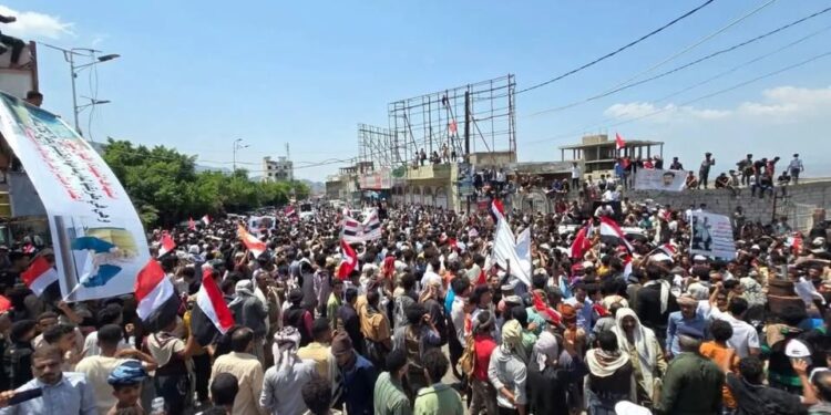 مركز المعلومات :الخروج الجماهيري ضد الانقلات الامني بتعز يعكس الوعي الجماهيري